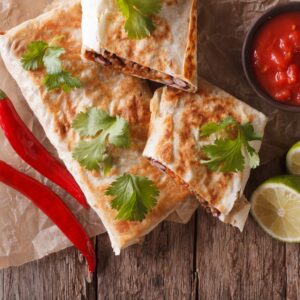Meksykańska chimichanga z indykiem i guacamole casa de mexico