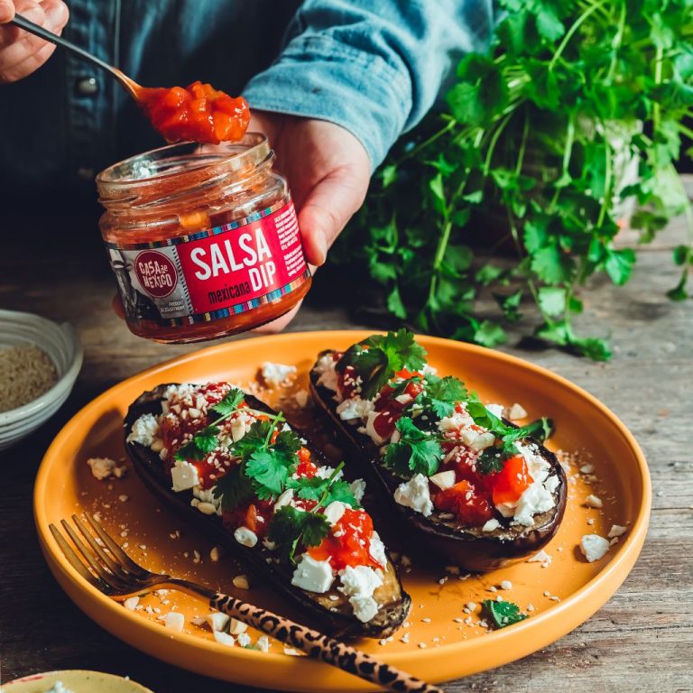 Grillowany bakłażan z&nbsp;fetą i&nbsp;salsą warzywną