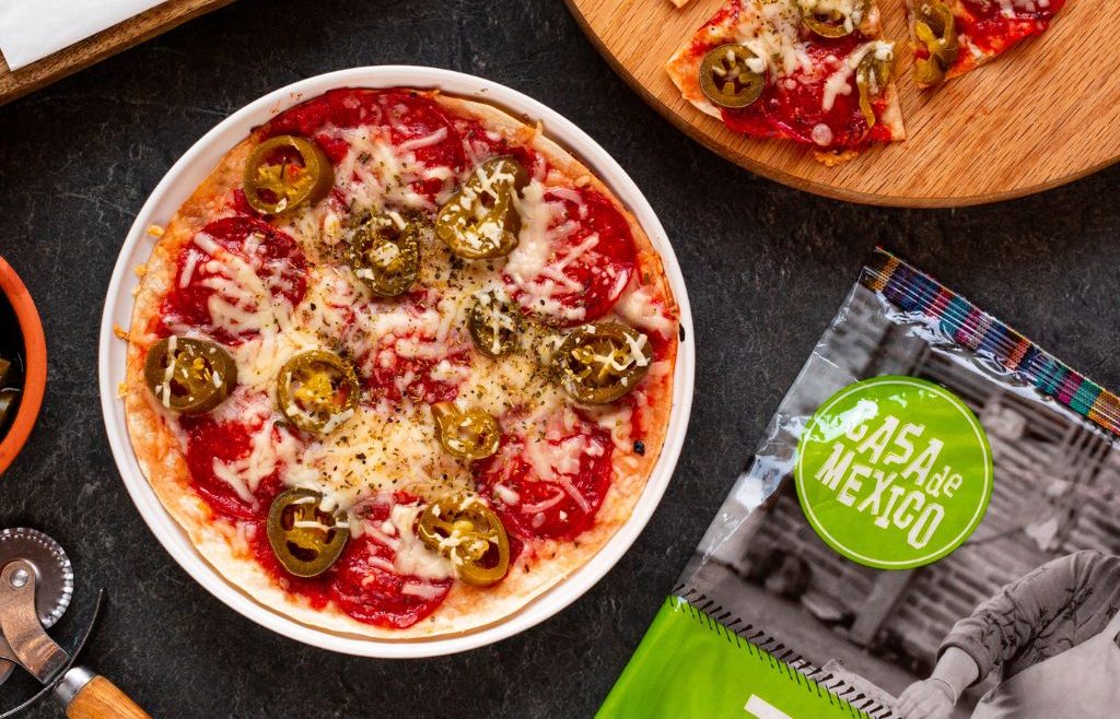 Ekspresowa pizza z tortilli z salami i jalapeno Casa de Mexico Food square