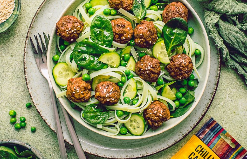 Zielona sałatka makaronowa z fit mini pulpecikami w przyprawie Chilli con carne Casa de Mexico Yummy_fotografia_kulinarna