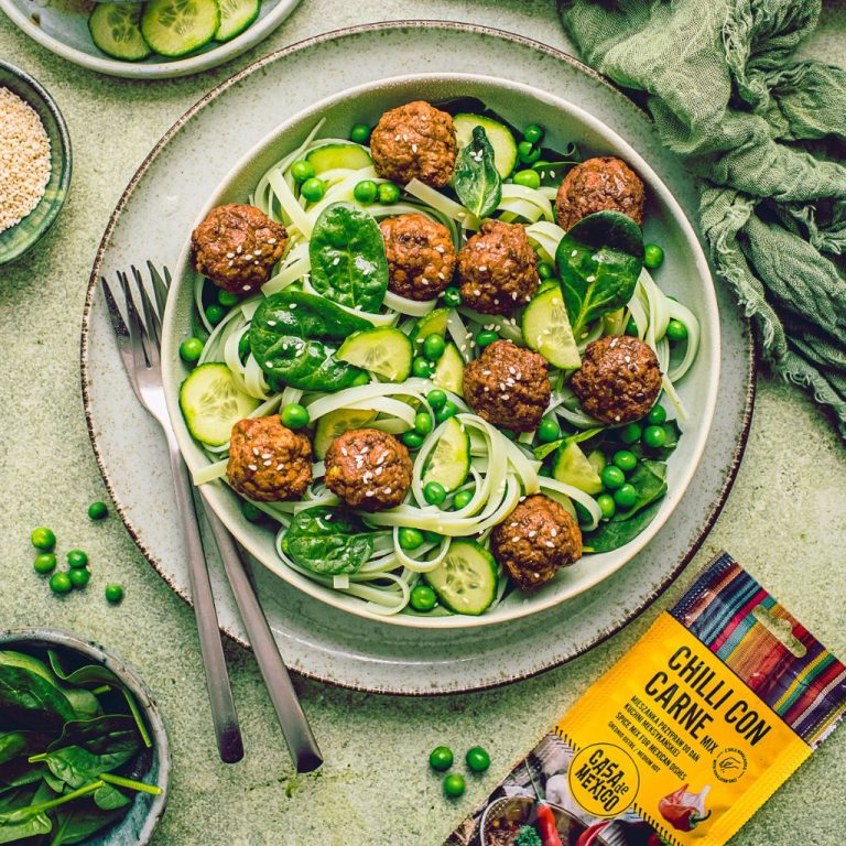 Zielona sałatka makaronowa z&nbsp;fit mini pulpecikami w&nbsp;przyprawie Chilli con carne