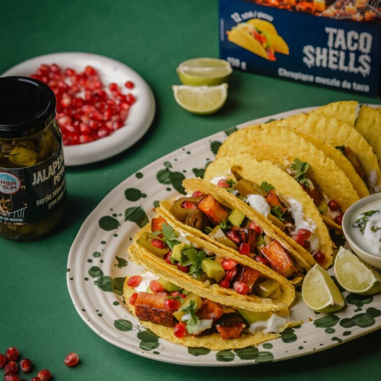 Tacosy z&nbsp;halloumi, granatem i&nbsp;miętowym dipem